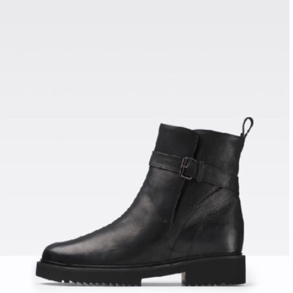 Vince.  ⭐️HP⭐️ Shearling Lined Claudia Moto Boots